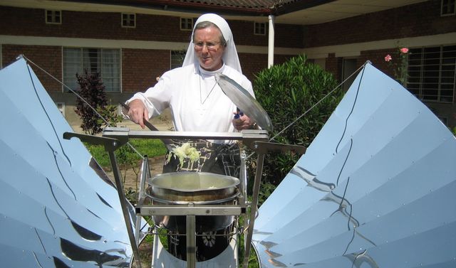 Die Neusser Augustinerinnen helfen beim Kochen in Burundi.