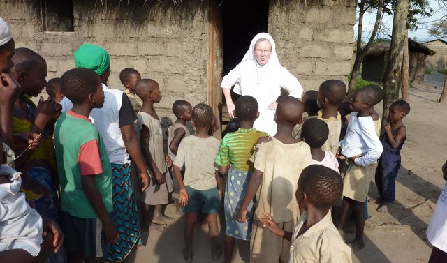 Die Augustinerinnen sprechen mit den Kindern in Burundi.