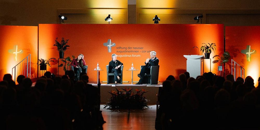 Vier Menschen sprechen beim Augustinus Forum über die Lage der Kirche.